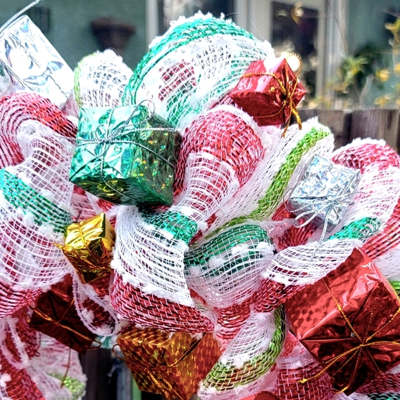 Christmas Elf Wreath Deco Mesh Bow - Picture 5 of 11